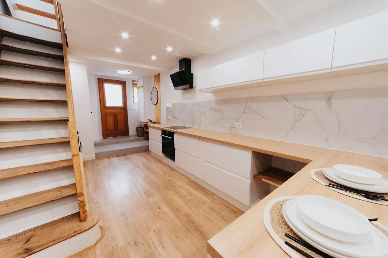Perfect Family-Oriented And Renovated Townhouse In The Old Antibesアパートメント アンティーブ