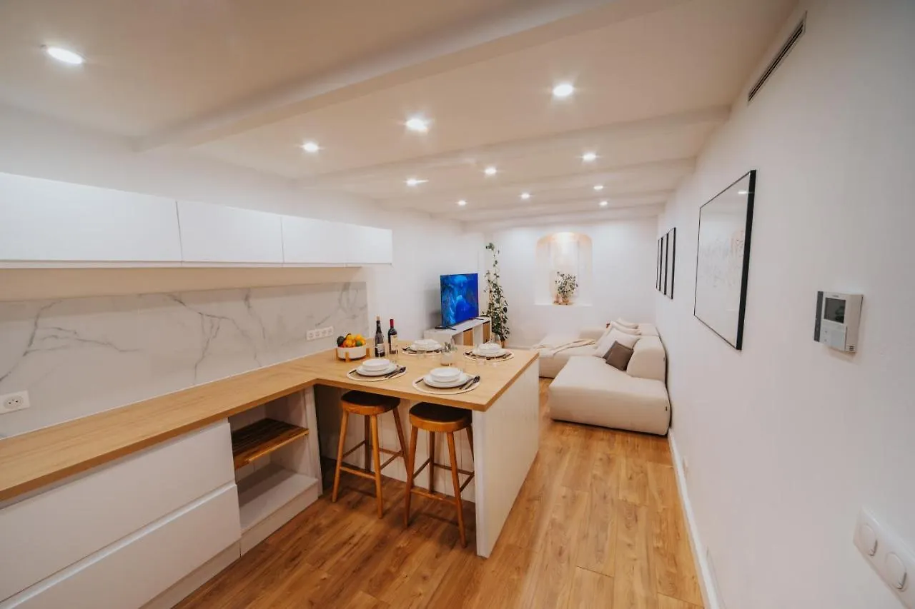 Perfect Family-Oriented And Renovated Townhouse In The Old Antibesアパートメント アパート