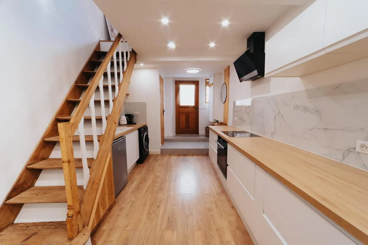 Perfect Family-Oriented And Renovated Townhouse In The Old Antibesアパートメント アンティーブ