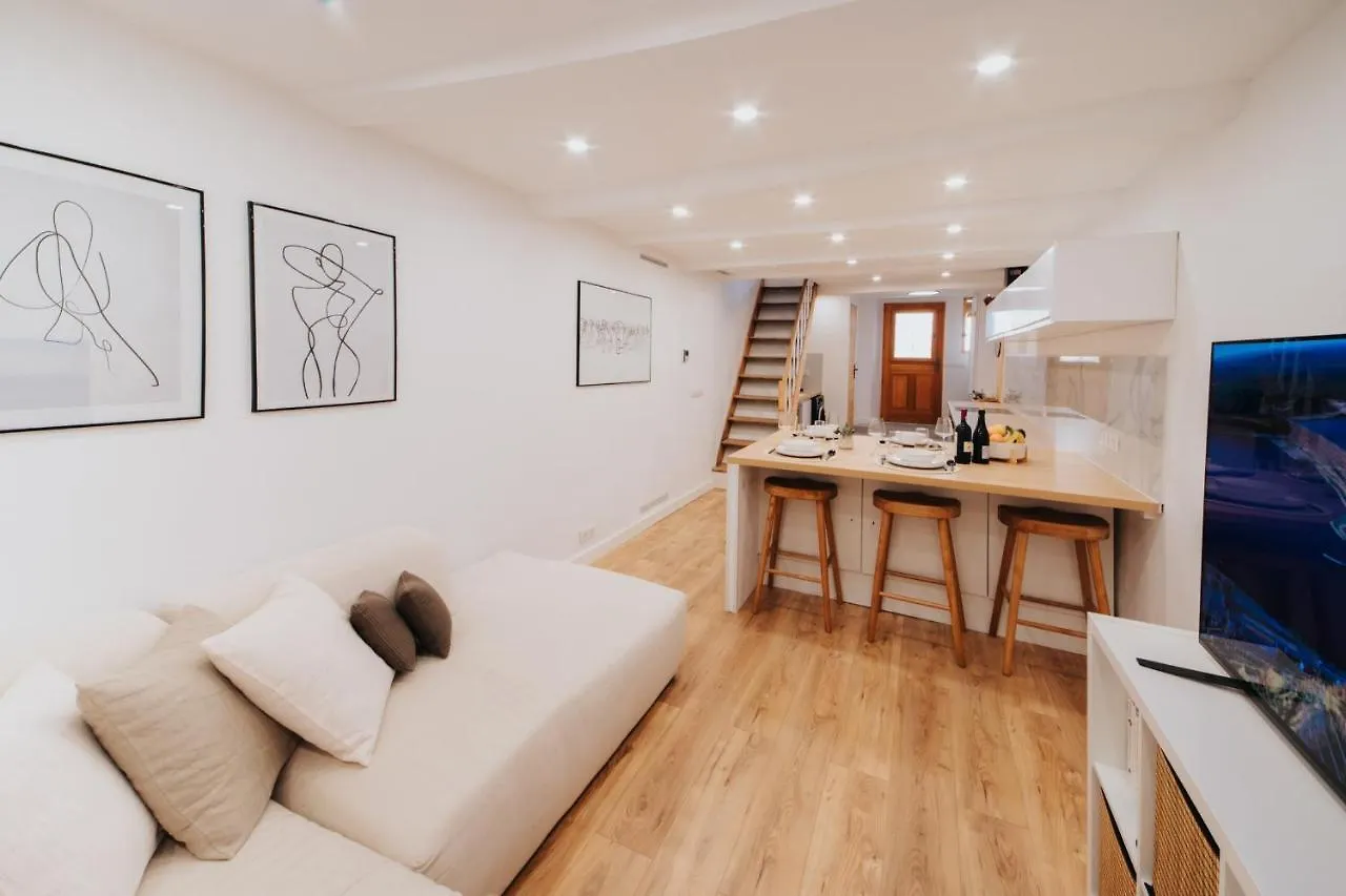 Perfect Family-Oriented And Renovated Townhouse In The Old Antibesアパートメント フランス