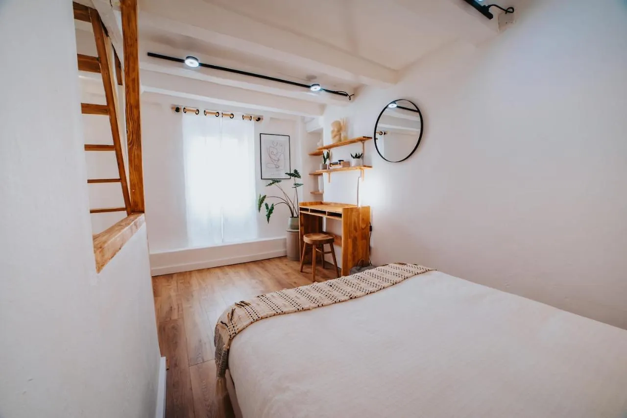 Perfect Family-Oriented And Renovated Townhouse In The Old Antibesアパートメント アパート アンティーブ
