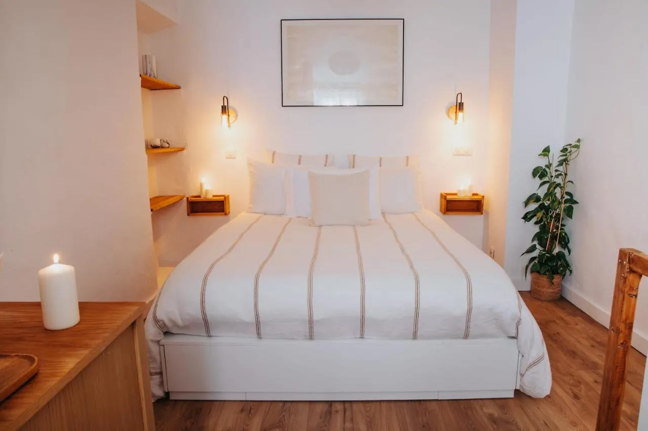 Perfect Family-Oriented And Renovated Townhouse In The Old Antibesアパートメント