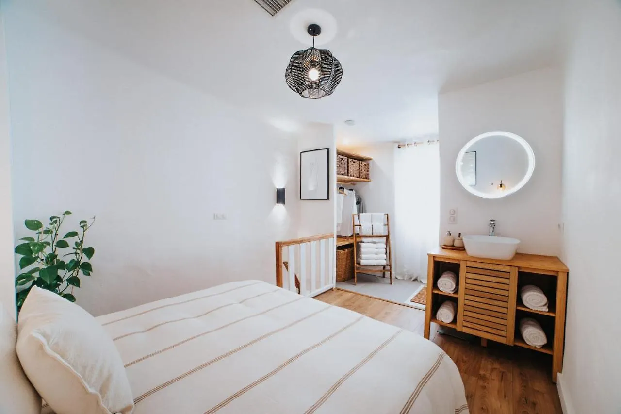 Perfect Family-Oriented And Renovated Townhouse In The Old Antibesアパートメント アパート アンティーブ